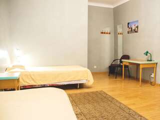 Хостелы 16eur - Old Town Munkenhof Таллин Трехместный номер с общей ванной комнатой-1