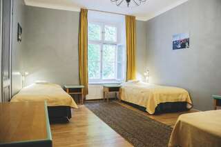 Хостелы 16eur - Old Town Munkenhof Таллин Трехместный номер с общей ванной комнатой-2