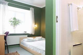 Хостелы 16eur - Old Town Munkenhof Таллин Двухместный номер с 1 кроватью и собственной ванной комнатой-1